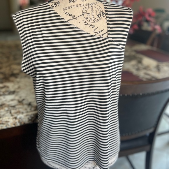 Riki cute asymmetrical top - Picture 1 of 2